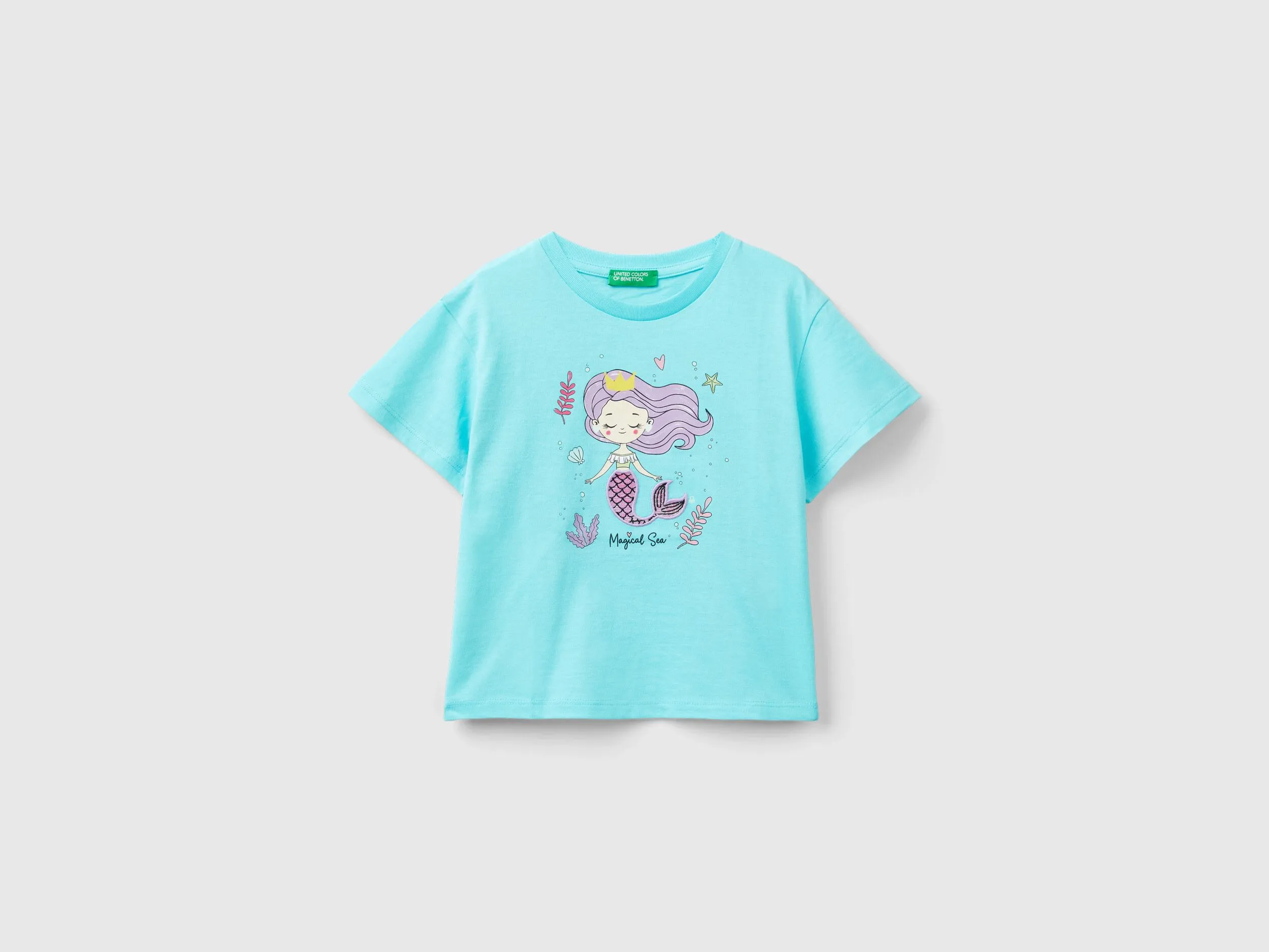 Camiseta con estampado y parche