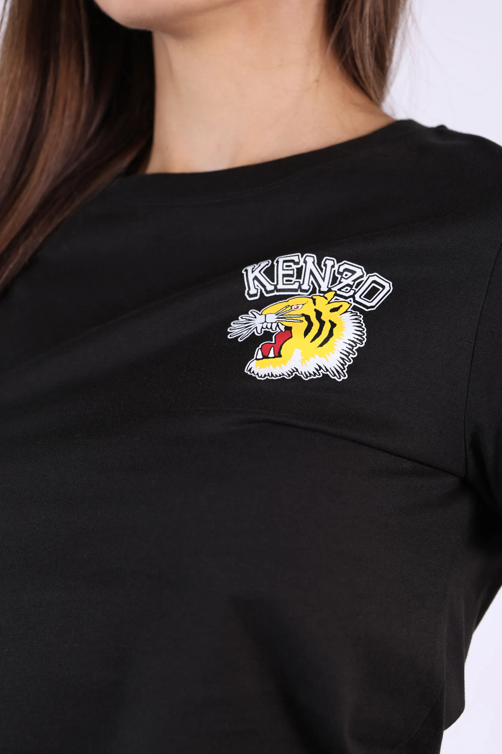 Camiseta negra con minilogo 
