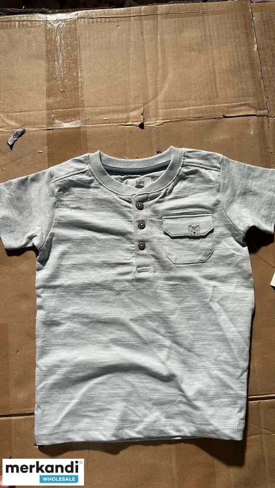 Camiseta y pantalón corto para niños pequeños en azul claro