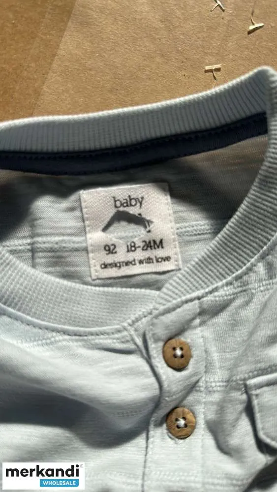 Camiseta y pantalón corto para niños pequeños en azul claro