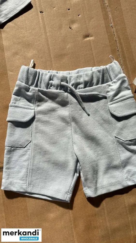 Camiseta y pantalón corto para niños pequeños en azul claro