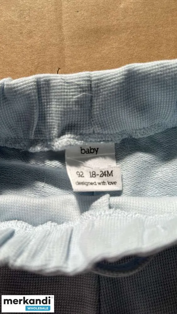 Camiseta y pantalón corto para niños pequeños en azul claro