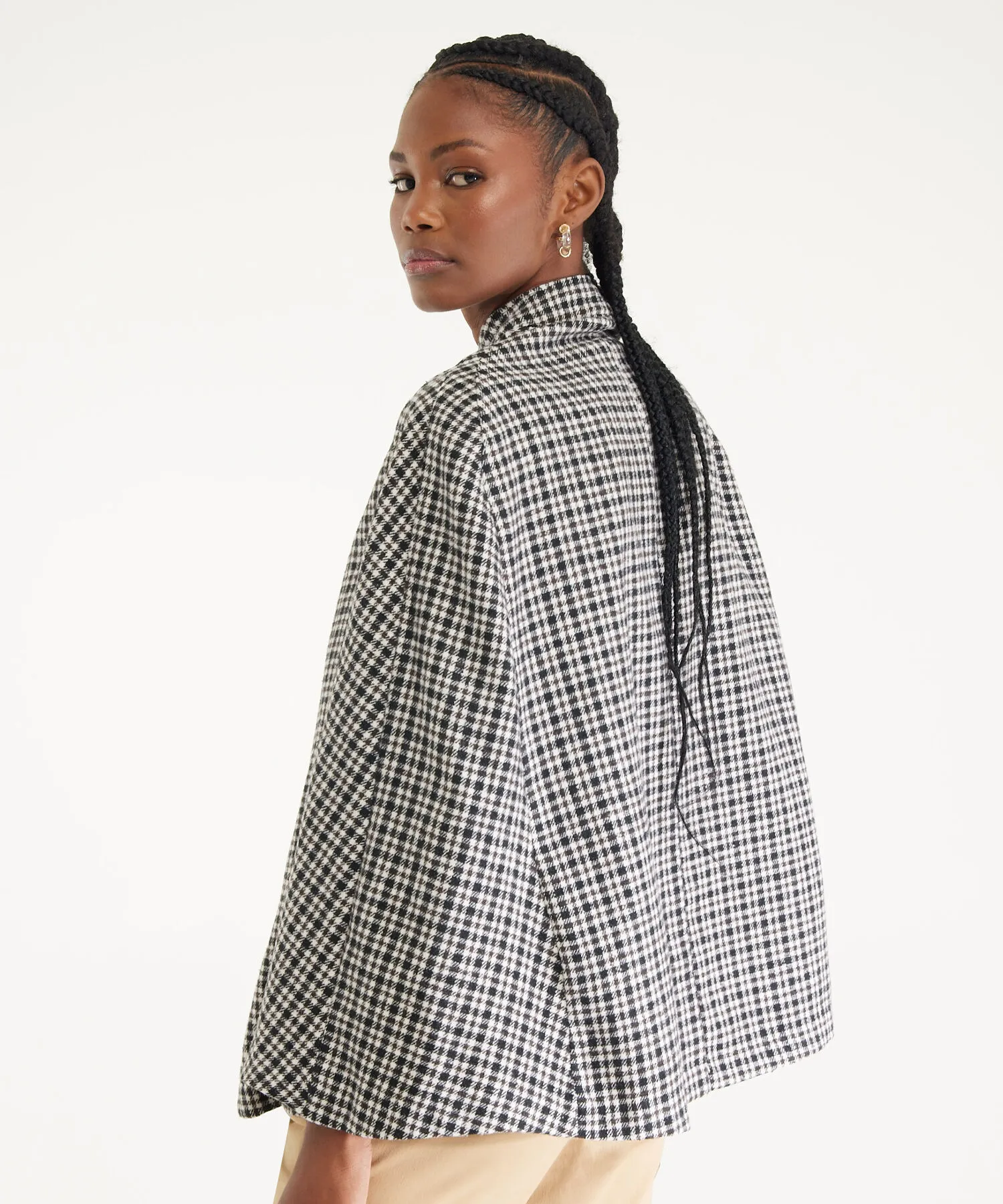 CHAQUETA TIPO CAPA CUELLO ALTO PRETE&NTILDE;IDA