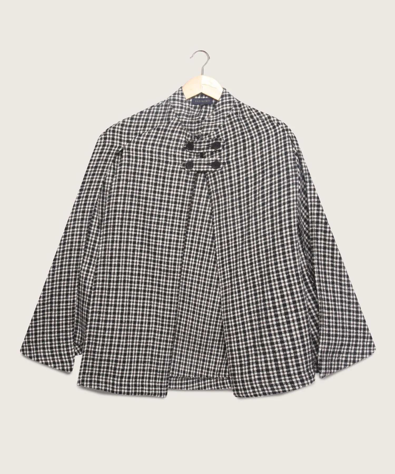 CHAQUETA TIPO CAPA CUELLO ALTO PRETE&NTILDE;IDA