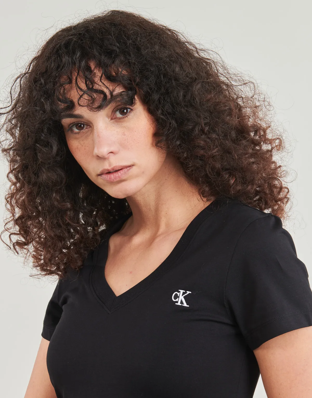 CK EMBROIDERY STRETCH VNECK