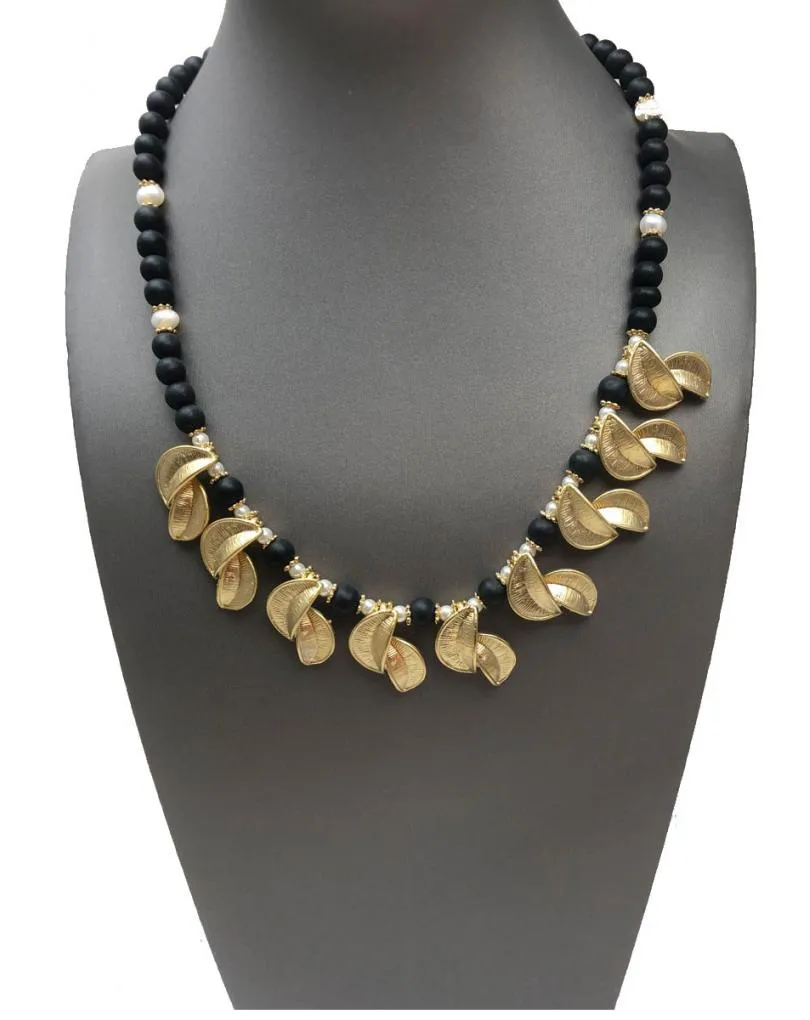 COLLAR NEGROS DE PIEDRA Y DETALLES DORADOS EN MATE