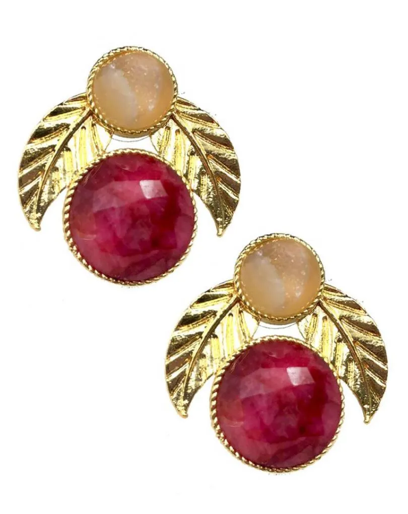 PENDIENTES PEQUEÑOS BODA CON HOJITAS DORADAS Y PIEDRA FUCSIA BUGAMBILIA