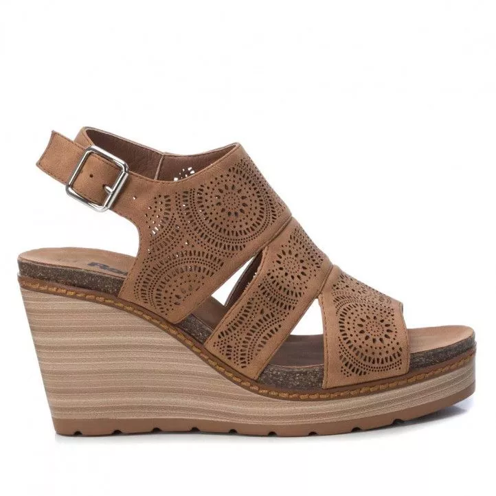 Sandalias cuña Refresh marrones con tres tiras y detalles de pequeños agujeros