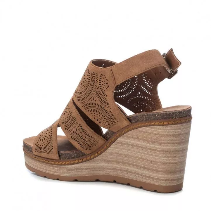 Sandalias cuña Refresh marrones con tres tiras y detalles de pequeños agujeros