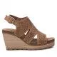 Sandalias cuña Refresh marrones con tres tiras y detalles de pequeños agujeros