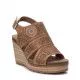 Sandalias cuña Refresh marrones con tres tiras y detalles de pequeños agujeros