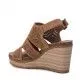 Sandalias cuña Refresh marrones con tres tiras y detalles de pequeños agujeros