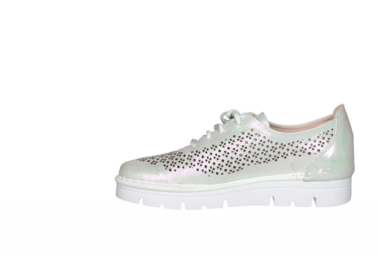Sneaker Charol Plata Calados Floral Piso Blanco